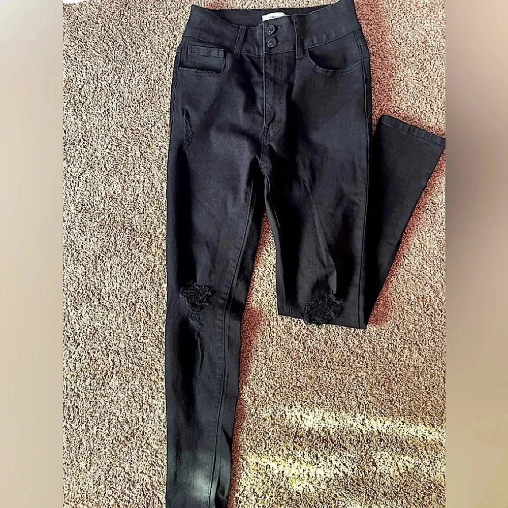 Forever 21 distressed skinny’s